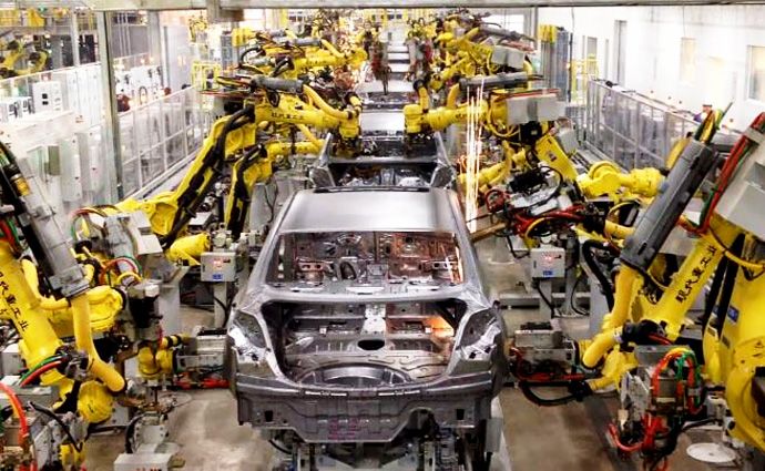 Robots HYUNDAI haciendo operaciones de soldadura