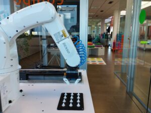 robot pick and place en línea de producción industrial