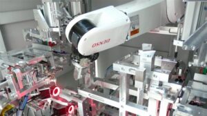 automatización industrial con robots DENSO en célula robotizada
